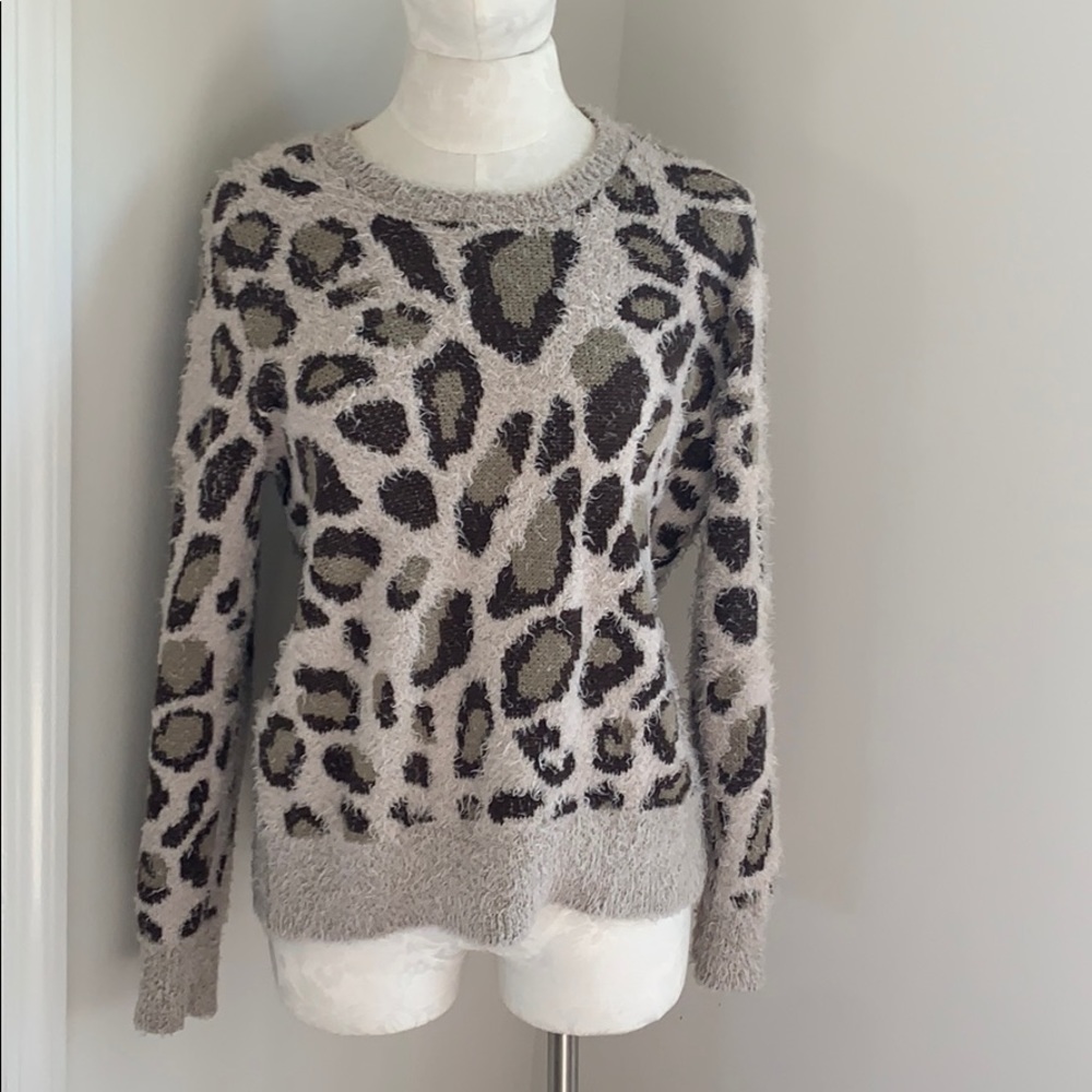 Medium leopard sweater great condition!